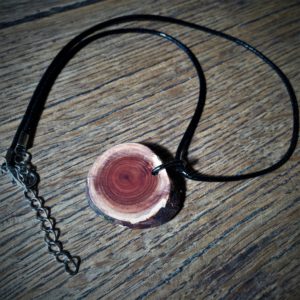 Pendentif en bois de Cade