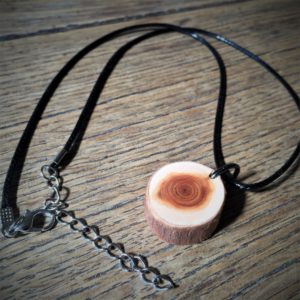 Pendentif en bois de Cade