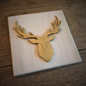 Déco cadre le Cerf d’Or sur bois massif patiné